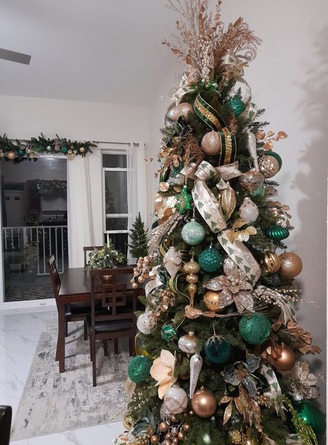 Green And Metallic Christmas Tree, Green Christmas Decor Living Room, Emerald Green Christmas Tree Decorations, Emerald Green And Gold Christmas Tree, Emerald Christmas Decor, Emerald Green Christmas Tree, Coastal Trees, Glamorous Christmas Tree, Green Christmas Decorations