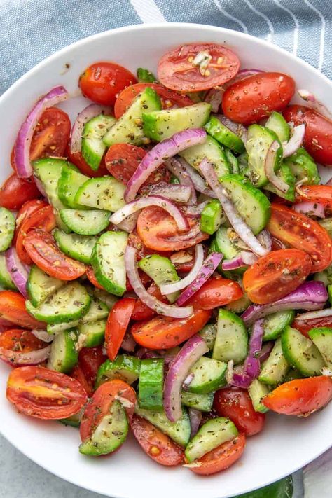 Onion Vinegar, Everyday Salad, Cucumber And Tomato Salad, Tomatoes And Cucumbers, Salad Appetizer Cups, Cucumber And Tomato, Cucumber Onion, Salad Tomato, Cooking Onions