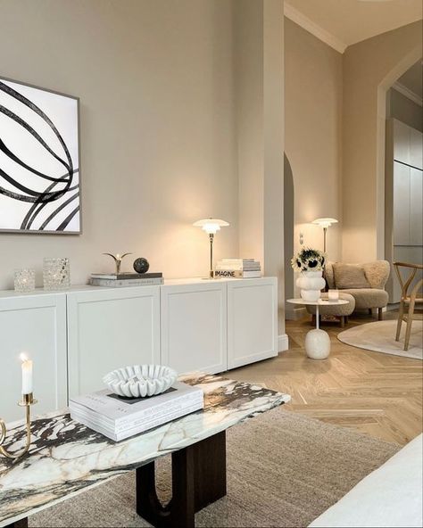 A picture of an art deco, expensive looking living room. White Aesthetic Interior Design, Living Room Decor Ideas Minimalist, Room Decor Ideas Minimalist, Tv Wall Ikea, Minimalist Living Room Inspiration, Coffee Table Bowl, Minimalist Living Room Apartment, Lounge Room Styling, Modern Decorative Objects