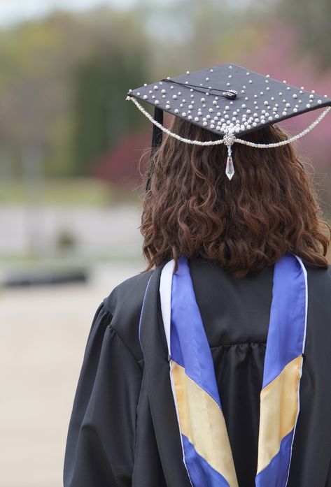 Graduation Picture Grad Cap Inspo Aesthetic, Aesthetic Graduation Cap Designs, Graduation Cap Headband, Graduation Outfit College, College Grad Cap Ideas, Graduation Cap Decoration Diy, High School Graduation Cap, College Graduation Cap Decoration, Grad Hat