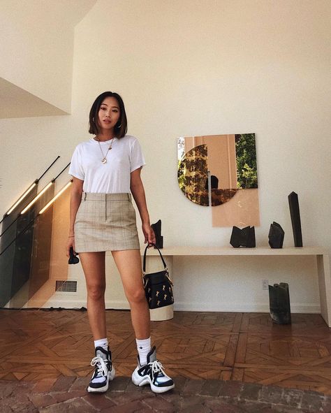 If you're looking for a new go-to easy outfit that fits within the California vibe, check out these ideas from L.A. girls. Chunky Sneakers Outfit, Aimee Song, Neue Outfits, 2017 Fashion Trends, Trendy Sneakers, Chunky Sneakers, Sporty Outfits, Sneakers Outfit, Ladies Dress Design