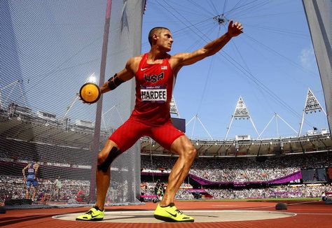 ∆-fbaa214-Ʊ49&576Π - U.S. decathlete Trey Hardee in the Men's Decathlon discus throw on Day 13 of the London 2012 Olympic Games. Discus Throw, Olympic Stadium, Men's Muscle, Top Photo, The London, Track And Field, Olympic Games, Decathlon, Fitness Inspiration