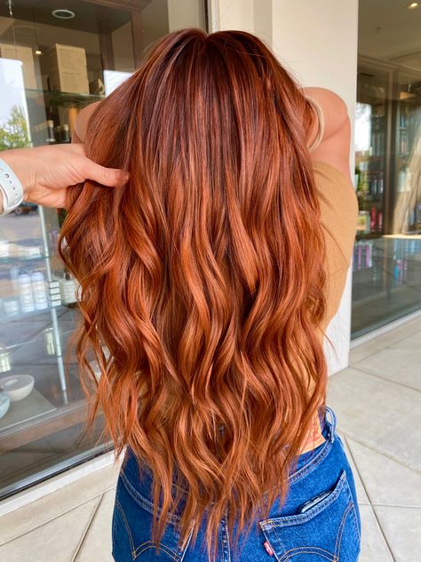 Spiced Copper Hair, Copper Hair Darker Roots, Dark To Light Copper Hair, Dementional Hair Color Copper, Ginger Hair With Copper Highlights, Dainty Auburn Hair, Natural Red Hair With Dark Roots, Deep Ginger Hair With Highlights, Dark Copper Red Hair Color Highlights