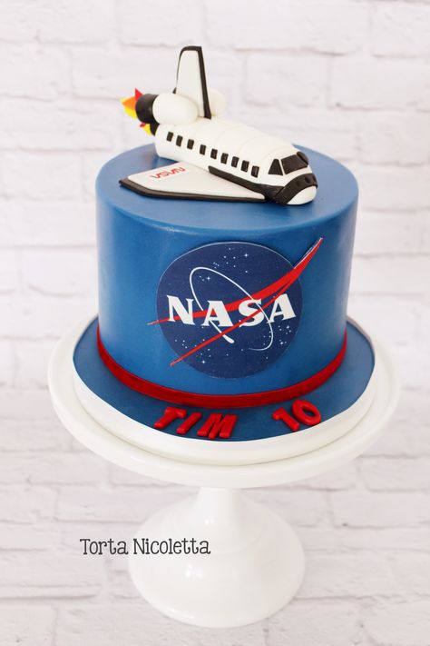 Nasa rocket cake Nasa Theme Cake, Aeroplane Cake For Men, Nasa Cake Ideas, Rocket Cake Ideas, Nasa Cake Birthday, Nasa Birthday Party Ideas, Nasa Cake, Planes Birthday Cake, Airplane Birthday Cakes