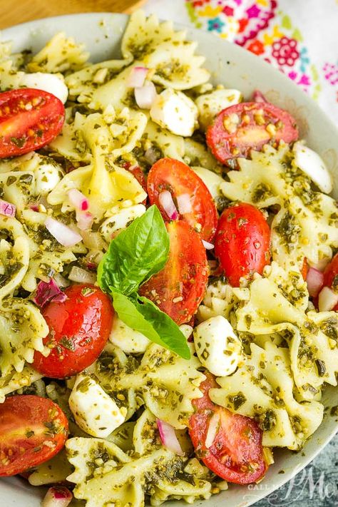 Delicious Pasta Salad, Bowtie Pasta Salad, Basil Pesto Pasta, Ensalada Caprese, Cold Pasta Salad Recipes, Caprese Pasta Salad, Pasta Al Pesto, Pesto Pasta Recipes, Salads Recipes