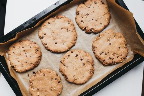 Substitutions for Parchment Paper Chocolate Chip Oatmeal Cookies Healthy, Fiesta Food, Toll House Chocolate Chip, Chocolate Chip Pudding Cookies, Steam Recipes, Easy Chocolate Chip Cookies, Parchment Paper Baking, Baking Basics, Peanut Butter Chocolate Chip Cookies