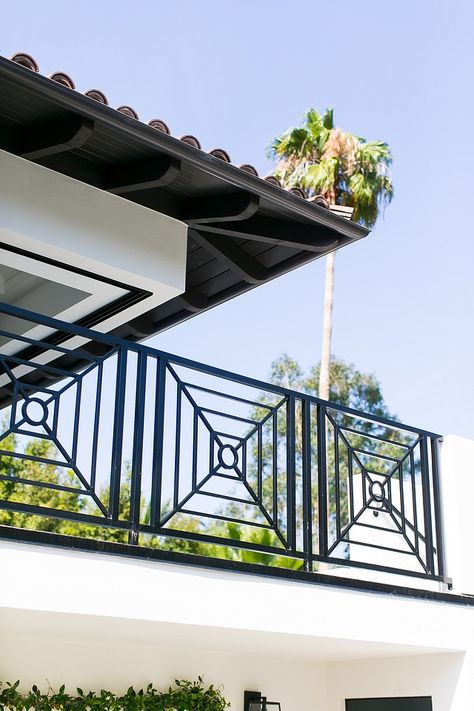 Ss Railing, Iron Railings Outdoor, درابزين السلم, Tor Design, Iron Balcony Railing, Modern Railing, Burglar Proof, Staircase Railing Design, Iron Railings