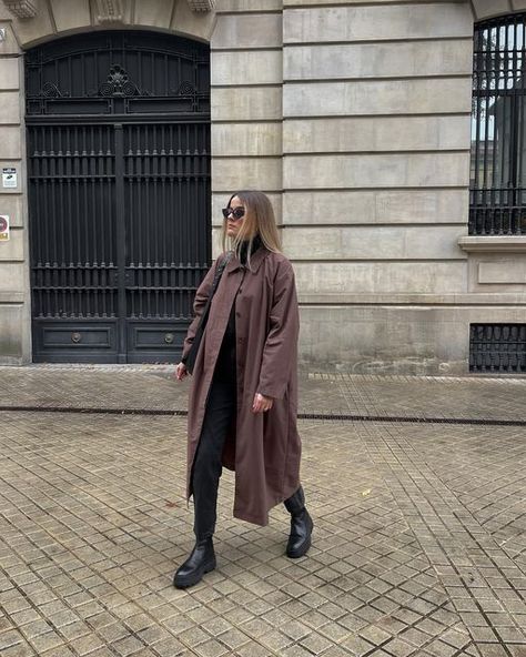 Sara on Instagram: "Friday in brown🤎" Brown Trench Coat Outfit, Outfit Trench, Trench Outfit, Outfit Minimal, Casual Goth, Brown Trench Coat, Trench Coat Outfit, Trench Coat Style, Coat Outfit