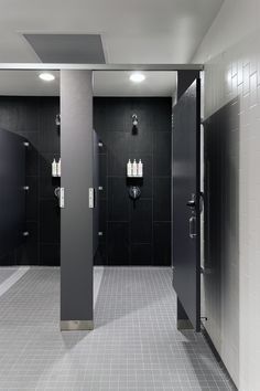 shower room Locker Room Bathroom, Locker Room Shower, Commercial Bathroom Designs, Public Shower, Gym Showers, Toilette Design, Gym Design Interior, Restroom Design, Gym Lockers