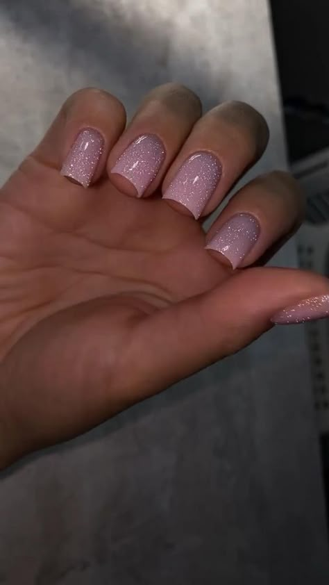 ✨✨✨✨💅🏻 Cute Short Sparkly Nails, Short Pink Shimmer Nails, Short Square Acrylic Nails Pink Glitter, Sparkling Pink Nails, Pink Glitter Nails Acrylic Sparkle, Pink Sparkly Nails Acrylic, Pink Glitter Square Nails, Sparkle Square Nails, Nude Glitter Nails Short