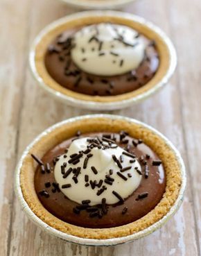 Mini Chocolate Pie, Graham Pie, Mini Pie Maker, Mini Pie Crust, Mini Pie Recipes, Smores Pie, Smores Dessert, Smore Recipes, Individual Pies