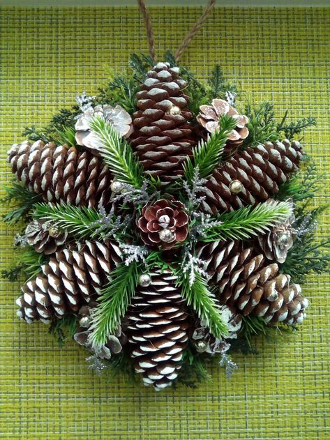 Cone Christmas Decorations, Living Room Neutral, Unusual Christmas Decorations, Pine Cone Christmas Decorations, Dekoratívne Vence, Neutral Holiday Decor, Pine Cone Christmas, Pinecone Crafts Christmas, Cozy Christmas Living Room