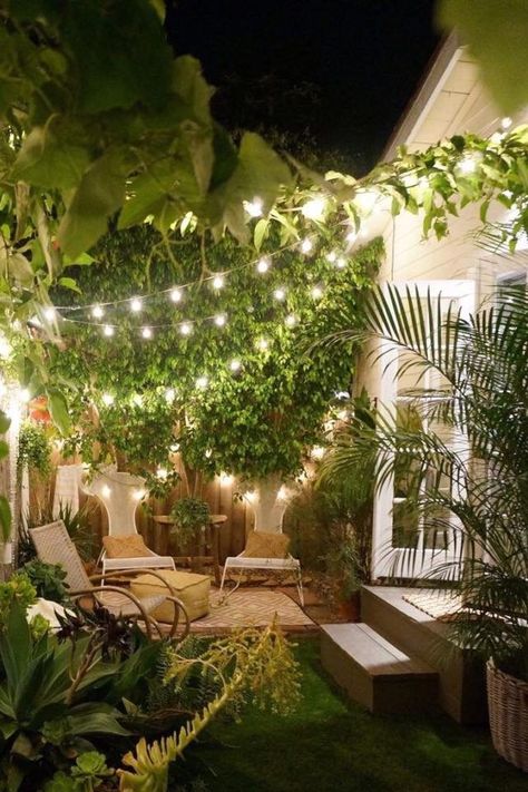 Tenniswood Inspiration, Design Per Patio, Romantic Backyard, Small Courtyard Gardens, Courtyard Gardens Design, Patio String Lights, Small Courtyards, Backyard Lighting, Outdoor Diy Projects