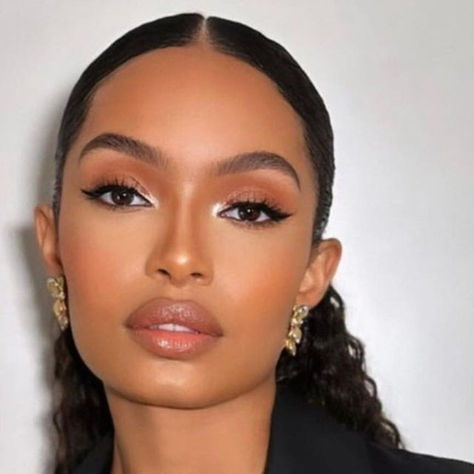 Check more at https://beautyfashionideas.com/makeup/14401/ Outdoor Makeup Looks, Neutral Dark Skin Makeup, Black Woman Makeup Looks, Natural Makeup Looks For Black Women, Bridal Makeup Black Women, Wedding Makeup Black Women, Yara Shahidi Makeup, Yara Shahidi Outfits, Yara Shahidi Hairstyles