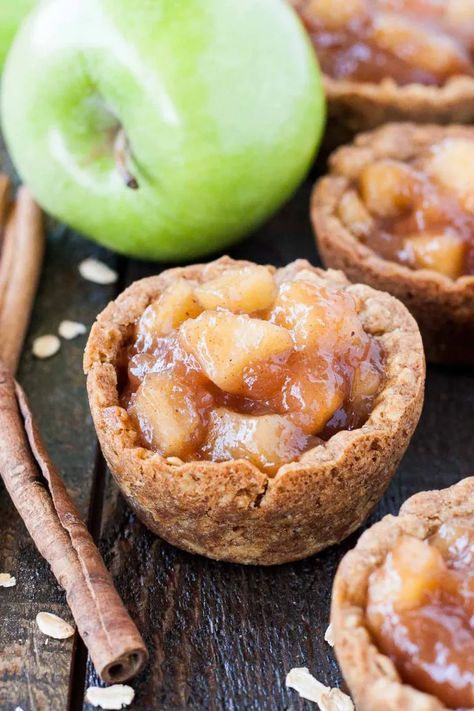 These Apple Crisp Cookie Cups combine classic oatmeal cookies with homemade apple pie filling for the perfect comfort food. | livforcake.com Cobbler Desserts, Apple Crisp Cookie Cups, Apple Cobbler Recipe, Fall Cookie Recipes, Cookie Cups Recipe, Cookie Sandwich, Apple Cobbler, Fall Desserts Easy, Thanksgiving Cookies