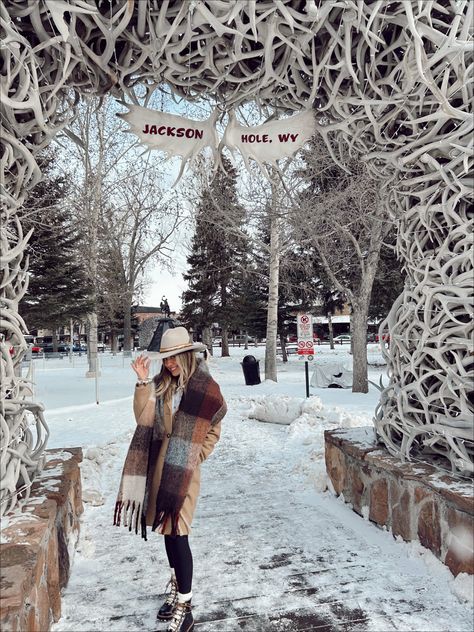 Jackson Hole Packing List Winter, Wyoming Outfit Spring, Wyoming Vacation Outfits, Wyoming Winter Outfit, Wyoming Outfit Winter, Jacksonhole Wyoming Outfits, Jackson Hole Photoshoot, Montana Winter Aesthetic, Jackson Hole Winter Outfit