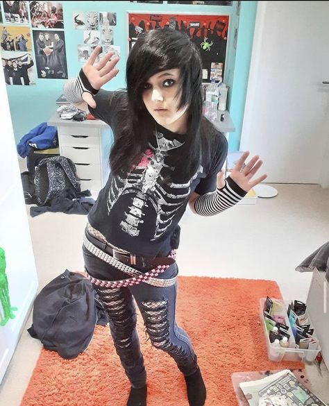 Mid 2000s Emo Fashion, Scene Kid Outfits 2000s, Emo Girl Outfits 2000s, Simple Emo Outfits, 2000 Emo Fashion, Emo Kid Aesthetic, Emo Fashion 2000s, 2000s Emo Outfits, Emo Girl 2000s