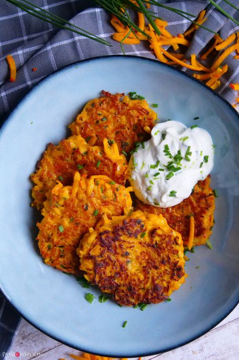 These homemade pumpkin hash browns are crispy on the outside but very creamy on the inside. They are made of Hokkaido pumpkin, grated cheese, one egg, a very small amount of flour, nutmeg and some herbs for a healthy and delicious breakfast or dinner, perfect for any day of the week. #hashbrowns #pumpkin #breakfast #lunch #quickmeal #recipes Pumpkin Eggs Recipe, What To Do With Inside Of Pumpkin, Pumpkin Lunch Recipes, Hokkaido Pumpkin Recipes, Hokkaido Recipe, Pumpkin Recipes Lunch, Healthy Hashbrowns, Hokkaido Pumpkin, Menu Project