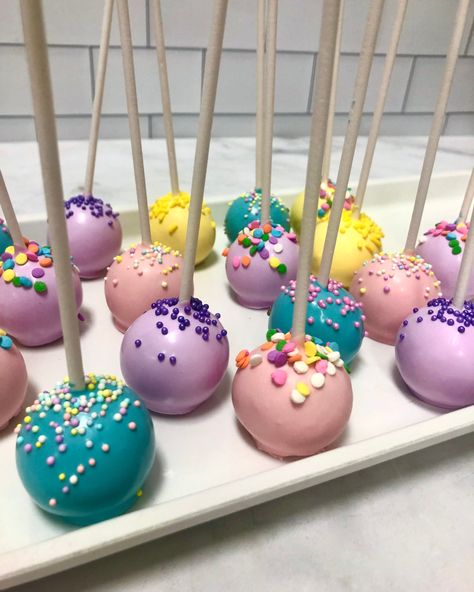 Gymnastics Cake Pops, Squishmallow Cake Pops, Simple Cake Pops Designs, Rainbow Cakepops, Garden Cake Pops, Pastel Cake Pops, Cat Cake Pops, Fancy Cake Pops, Funfetti Cake Pops