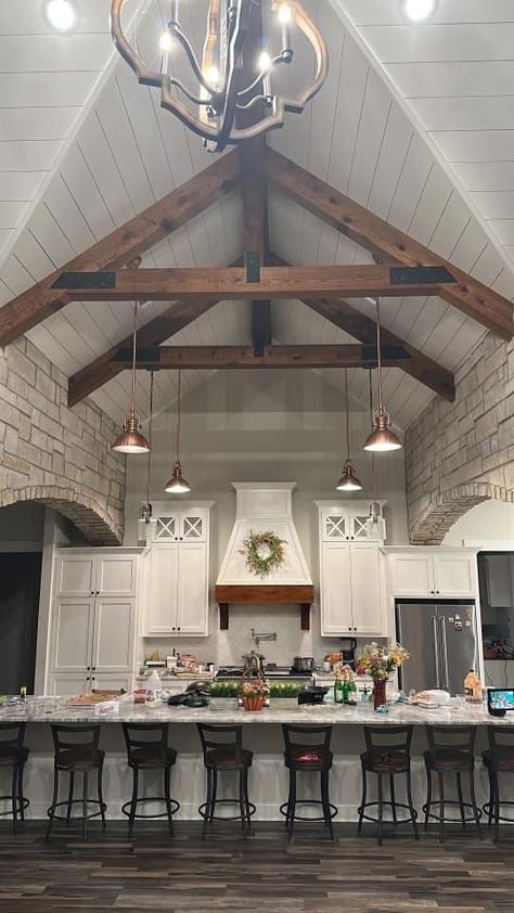 French Country Barndominium, Western Houses, Chill Rooms, Dream House Ideas Kitchens, Barndominium Interior, Barndominium House, Open Floor Plan Kitchen, House Plan With Loft, Barn Kitchen