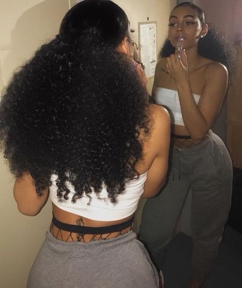 calça cinza Haircuts Trending, Curly Ponytail, Pelo Afro, High Ponytail, Scene Hair, Trending Hairstyles, Baddie Hairstyles, Grunge Hair, Curly Girl