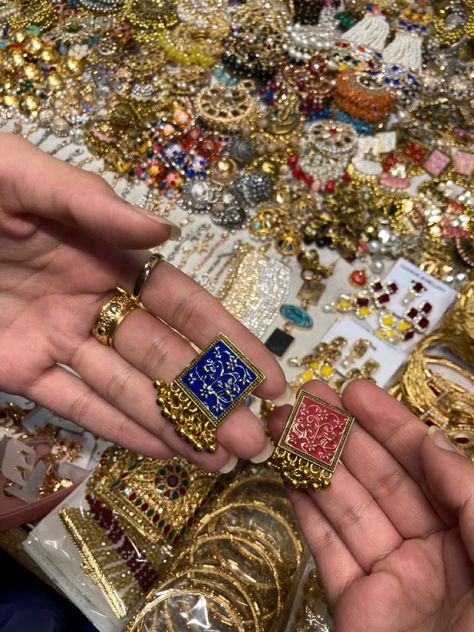 South asian aesthetic, south asian culture, pakistani aesthetic, indian aesthetic, desi girl aesthetic, desi fashion, desi jewellery, brown girl, lahore, jhumka Desi Girl Aesthetic, South Asian Culture, Desi Jewellery, Aesthetic Indian, Pakistani Aesthetic, South Asian Aesthetic, Dry Skin Makeup, Pakistani Culture, Desi Love