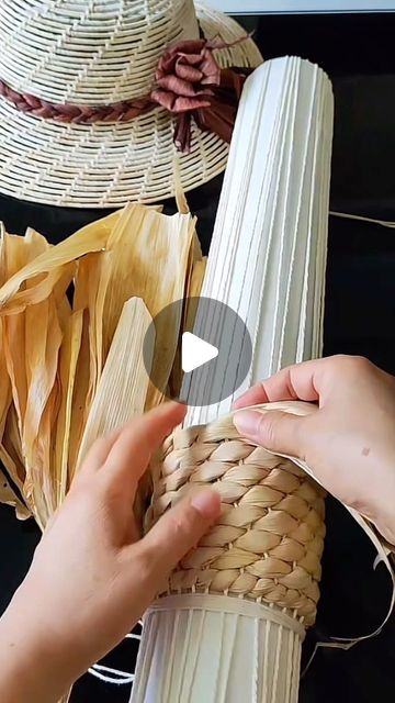 Crafts With Corn Husks, Corn Husk Weaving, Corn Husk Wreath, Corn Husk Crafts, Corn Husks, Straw Decorations, Corn Husk, घर की सजावट, Straw Bags