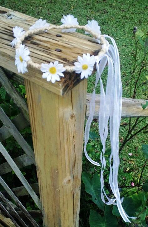 Flower Girl Hair Wreath, Lantana Plant, Daisy Hair, Rustic Wedding Hairstyles, Daisy Party, Flower Girl Bouquet, Daisy Wedding, Hair Wreath, Flower Girl Hairstyles