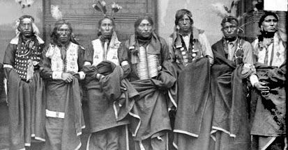 Members of the Sioux tribe eight years later (Chicago Daily News Photo Archive) This will be the fourth installment in the tale of the ... Sioux Indian, Sioux Tribe, Lakota Sioux, Insane Asylum, Native American Wisdom, Native American Images, Native American Pictures, Native American Photos, Indigenous Americans