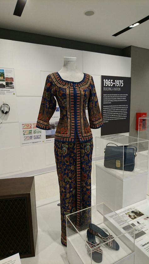 There is a rhythm observed in the design of Singapore Airlines air stewardess Sarong Kebaya uniform to create a pattern or a texture. Airline Outfit, Singapore Outfit, Air Stewardess, Kitenge Dress, Stewardess Uniform, Airline Cabin Crew, Airline Uniforms, Board Pictures, Flight Attendant Uniform