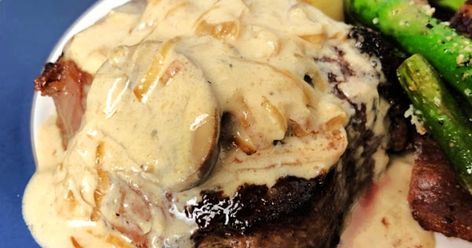 Steaks with Gouda Sauce Gouda Sauce, Steak Recipes Pan, Gouda Cheese Recipes, Gouda Recipe, Steak Toppings, Smoked Gouda Cheese, Blue Cheese Salad, Smoked Gouda, Gouda Cheese