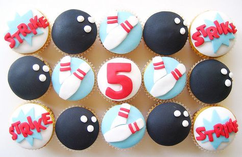 cute bowling cupcakes via hello naomi Bowling Party Cupcakes, Bowling Cupcakes, Bowling Party Themes, Bowling Cake, Kids Bowling, Bowling Birthday Party, Anniversaire Harry Potter, Bowling Party, Cupcake Decorating