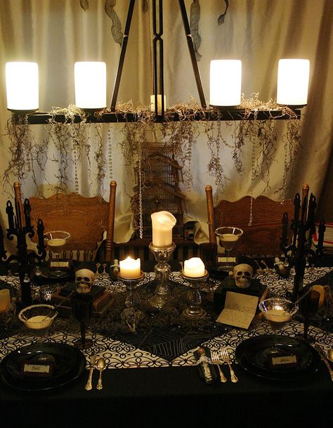 Vintage "Goth meets Glam" Dinner Party Halloween Dining Room, Halloween Table Settings, Victorian Halloween, Halloween Tablescape, Halloween Party Dinner, Mystery Party, Table Setting Decor, Vintage Goth, Halloween Dinner