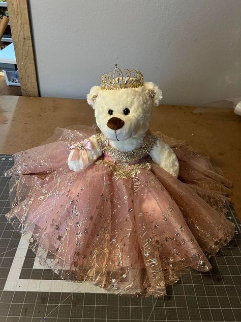 Ideal bear for your quinceanera party, it measures approximately 17" Each dress of our bears is custom designed matching the tone to the color of your quinceanera dress. It is worth mentioning that the tone of the fabric may vary, as well as the accessories (crown, earrings or necklace) If you need a more personalized bear or the same as your dress, it can also be made. Our specialty is satisfying our clients. You can contact us if you require a custom design. Contact: 817-443-7252 FB: Norma Vaz Quinceanera Rings, Quinceanera Bear, Quince Theme Ideas, Rose Gold Quince, Quince Themes, Crown Earrings, Quince Ideas, Quinceanera Party, We Bear