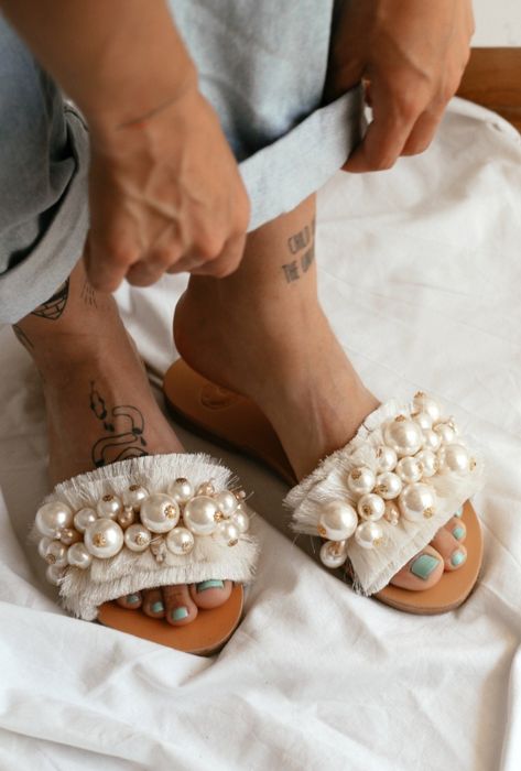 Sandals Decoration Ideas, Beaded Sandals Diy, Bridal Shoes Flats Sandals, Boho Slippers, Women Shoes Sandals, Flat Leather Sandals, Shoe Makeover, Diy Sandals, Sandals Wedding