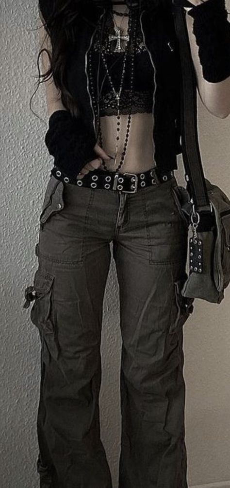 Cybergrunge Aesthetic Outfit, 2023 Alt Fashion, Cargo Outfits Aesthetic, Y2k Dark Outfits, Grunge Female Outfit, Cybergrunge Outfit, Dazecore Outfit, Emo Outfits Girl, Emo Y2k Outfits