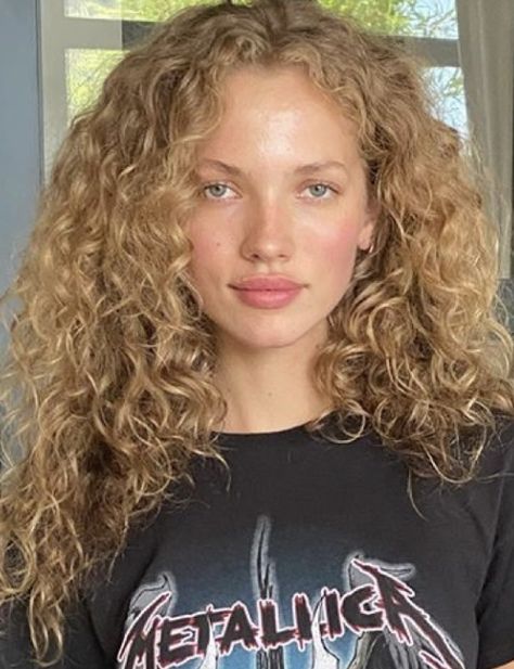 Curly Hair Bleach Ideas, Bleached Curly Hair, Light Brown Curly Hair, Curly Light Brown Hair, Trip Moodboard, White Crow, Brown Curly Hair, Hair 2024, Bleached Hair