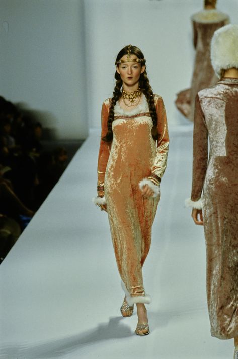 Anna Sui Fall 1998 Ready-to-Wear Fashion Show | Vogue Folkloric Dress, Byzantine Fashion, Medieval Girl, 1990s Fashion, Fashion Aesthetics, Medieval Fashion, Dress Out, Anna Sui, Runway Looks