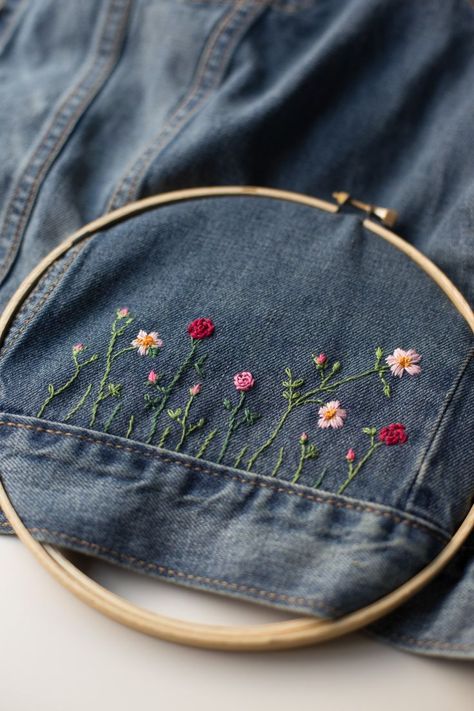 Jeans Jacke selbst besticken Embellished Jean Jacket, Sulaman Pita, Embroidery Denim, Trendy Embroidery, Ideas Embroidery, Pola Bordir, Diy Broderie, Fabulous Diy, Pola Sulam