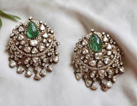 Emerald Sets Jewellery Indian, Antique Kundan Jewellery, Mozonite Jewelry, Polki Studs, Kundan Jewellery Bridal, Polki Earrings, Antique Jewellery Designs, Jewelry Set Design, Antique Bridal Jewelry