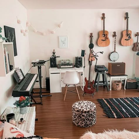 Small Music Room Ideas, Backyard Music Studio, Small Music Room, She Shed Ideas, Music Bedroom, Fun Backyard, Chambre Inspo, Extra Space Storage, Home Music Rooms