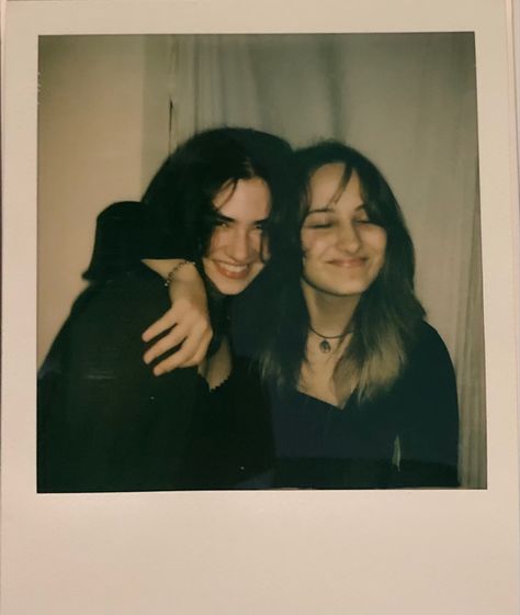 Best friends Cute Polaroids With Friends, Best Friend Pictures Wedding, Polaroid Of Friends, Polaroid Pics With Friends, Bff Polaroid Pictures, Poloroid Pictures Ideas Best Friend, Best Friend Polaroid Pictures Aesthetic, Polaroid Inspo Friends, Polaroids With Friends