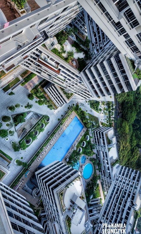 The Interlace is a 1000-unit apartment building complex in Singapore designed by OMA and Ole Scheeren. It is noteworthy for its design which looks like 31 bricks irregularly stacked upon each other, resembling Jenga blocks.The complex is about 170,000 square meters on 8 hectares of land. Interlace has 31 apartment blocks that has total of 1,040 units ranging in size from 800 square feet to 6,300 square feet for the penthouses at the top of each housing blocks Interlace Singapore, Futuristic Apartment, Ole Scheeren, Apartment Block, Jenga Blocks, Architecture Modern, Apartment Building, Fantasy Landscape, Modern Architecture