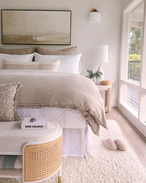 Layers of pure cozy… Nuetral Bedroom, Bedding Cozy, Nyc Rooms, Vibe Bedroom, Neutral Bedroom Decor, Minimalist Bedroom Decor, Coastal Bedroom Decorating, Chic Bedroom Decor, Guest Bedroom Decor