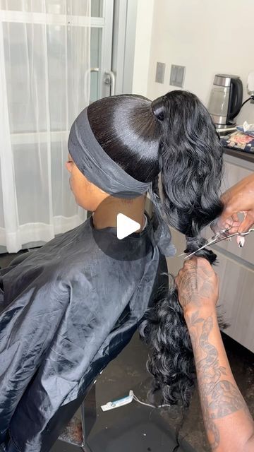 JAX BRAIDER 🐐 ONLY PAGE (JAX,FL) on Instagram: "Watch Me Finish This Ponytail 🥰 JUNE BOOKS OPEN SATURDAY 💗  • • •   STYLE: Mid High Ponytail X Blunt Cut   MAY IS COMPLETELY BOOKED   JACKSONVILLE,FL 📍  NATURAL LADIES ARE WELCOME!   Bookings open the 25th of each month @ 9AM (Slots go very quick) ⏰  $20 deposit required to book ✅  Watch my story for more post,tips & info!  • • #jacksonvillehairstylist #ponytails #knotless #knotlessbraids #explore  #904braids #jacksonvilleknotlessbraids #jacksonvilleponytails #jaxponytails  #jaxbraids  #jaxponytails #jacksonvilleponytails #904ponytails #viral #JaxQuickweaves #904quickweaves #jacksonvillequickweaves" Janet Jackson Ponytail Hairstyles, Jawstring Ponytail Hairstyles, Mid High Curly Ponytail, Quick Weave High Ponytail, Curly Point Tail Weave, Pony Tales Hairstyle Long Ponytails, High Teased Ponytail, How To Wrap Hair Around Ponytail Tutorial, Wavy Ponytail Hairstyles For Black Women