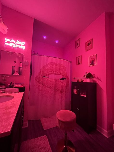 pink bathroom apartment decor Pink Apartment Decor Bedroom, Boujee Apartment Ideas, Pink Bathroom Decor Apartment, Pink Aesthetic Apartment Decor, Baddie House Decor Living Room, Pink Y2k Bathroom, Baddie Bathroom Ideas Apartment, Apartment Bathroom Decor Ideas Pink, Cute Pink Bathroom Ideas