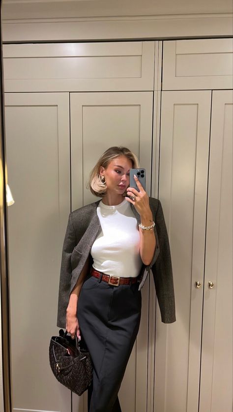 classy outfit, outfits, zara, zara outfit, class, mirror picture, mirror outfit, outfit check, zara bomer, bomer jacket, girl outfit, girly aesthetic, aesthetic Old Money Fashion, Money Fashion, Look Adidas, Waisted Dress, Summer Office, Skandinavian Fashion, Office Setting, Casual Chique, Casual Outfit Inspiration