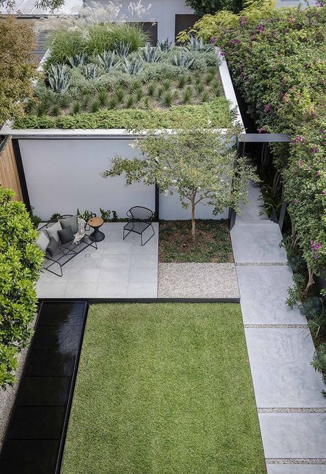 the perfect combination of concrete and green Green Roof Design, Small Backyard Garden Design, Desain Lanskap, Mirror House, Small Backyard Gardens, Modern Garden Design, Secret Gardens, Garden Architecture, Contemporary Garden