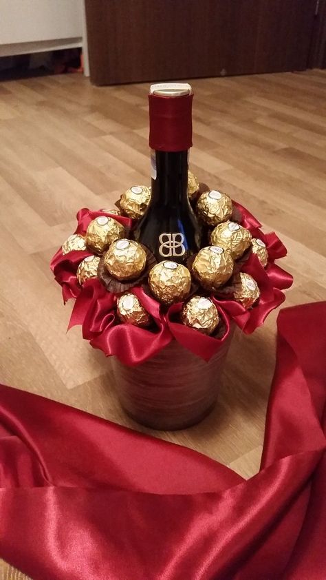 Wine Gift Wrapping, Bottle Gift Wrapping, Wine Country Gift Baskets, Food Bouquet, Diy Gifts To Sell, Chocolate Bouquet Diy, Liquor Gifts, Candy Bouquet Diy, Chocolate Wrapping