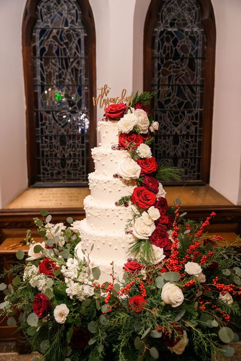 Christmas Wedding Tables Ideas, Silver Christmas Wedding, December Wedding Decorations Wedding Table Decor, December Wedding Cake Ideas, Christmas Wedding Church Decor, Classic Christmas Wedding, Christmas Wedding Elegant, December Wedding Cake, Christmas Wedding Aesthetic